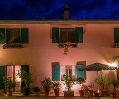 Location illuminata di sera - I Calanchi Country Hotel & Resort