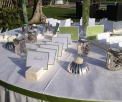 Il tavolo della confettata per un matrimonio all'aperto