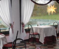 Allestimento dei tavoli all'interno della villa