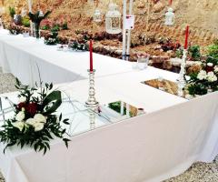 Allestimenti floreali con rose rosse e lisianthus bianchi