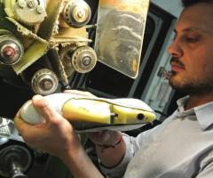 La Clinica della Pelletteria - La lavorazione a  mano