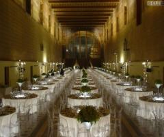 Tavoli sotto illuminanti per il buffet di nozze