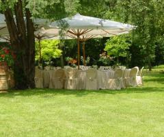 Tavoli in giardino per gli invitati