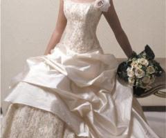 Abito da sposa salmone con gonna vaporosa in raso e tessuto macramè