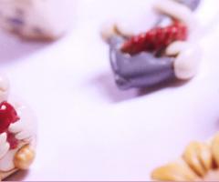 Piccoli pupazzetti in ceramica per le bomboniere di nozze