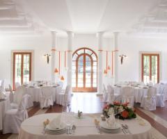 Ampie vetrate del salone adibito per i banchetti nuziali