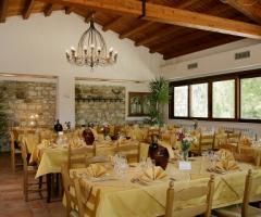 Sala interna e tavoli apparecchiati