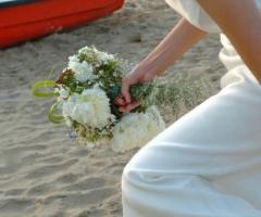 Bouquet di fiori bianchi per la sposa