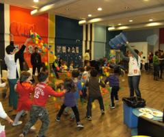 Giochi con la musica e palline colorate - Associazione Officina dei sogni