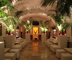 Plenilunio alla Fortezza - Interni della location con divanetti lounge