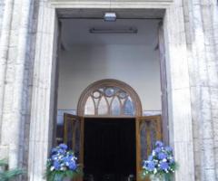 Fiori blu per l'entrata in chiesa