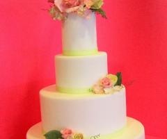 Torta nuziale con fiori di zucchero realizzati a mano