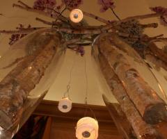 Allestimento con rami e candele accese creato dal Girafiore