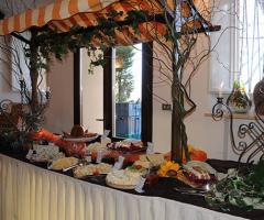 Grazioso tavolo allestito per gli antipasti del banchetto nuziale