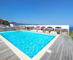 Piscina dell'agriturismo a Imperia