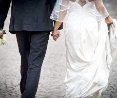 Sposi mano nella mano