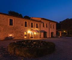 Villa per il matrimonio illuminata di sera