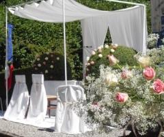 Fiori per la cerimonia di matrimonio in giardino