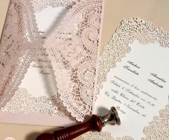 Partecipazione laser cut a due ali - Preziose Emozioni