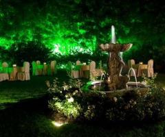 Giardino con fontana della location di nozze