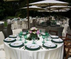 Tavoli addobbati per il buffet di matrimonio