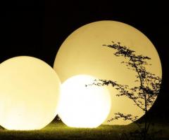 Illuminazione di design per un matrimonio all'aperto realizzata da Modo Eventi