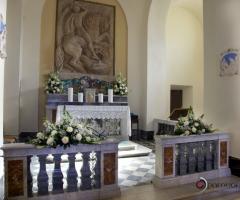 Altare della chiesa per le cerimonie interna alla location - Flower designer Addobbi Gori Daniele