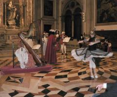 Spettacolo musicale e balletto con artisti in costume veneziano