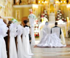 Allestimento total white per i banchi della chiesa