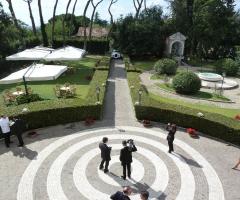 L'attesa degli sposi nel giardino