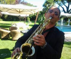Musica di sax per durante un matrimonio in giardino