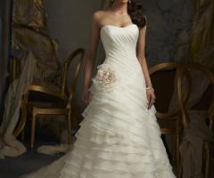 Abito da sposa dalla gonna a balze e dai ricami pregiati