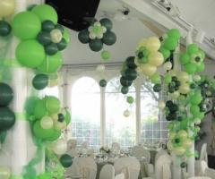 Allestimento con palloncini della sala del ricevimento di matrimonio