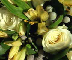 Rose bianche e lilium gialli