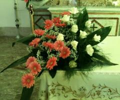 Composizione gerbere e rose bianche