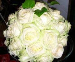 Bouquet di rose bianche per la sposa
