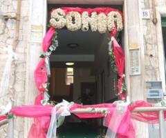 Addobbo floreale portone sposa