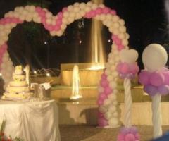 Allestimento con palloncini per il taglio della torta di nozze