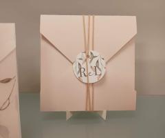 Partecipazione floreale rosa cipria con cordino in  e tag personalizzato - Eliotecnica Balbi Wedding