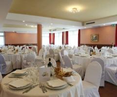 Sala del ristorante allestita per il ricevimento di matrimonio