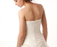 Capelli raccolti con fiori applicati