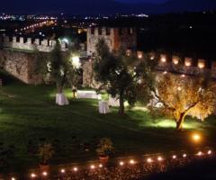 Zona ulivi illuminata per buffet dolci durante matrimonio