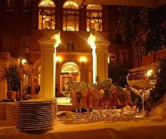 Tavolo degli aperitivi allestito nella corte di Domus Talenti