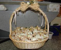 Cesto con le bomboniere di nozze