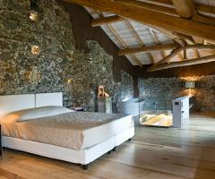 Camera da letto rustica presso l'hotel per ricevimento di matrimonio a Zafferana Etnea (Catania)