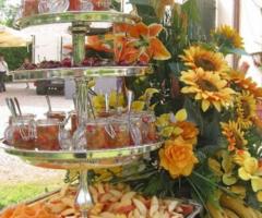 Addobbo floreale per il buffet di nozze