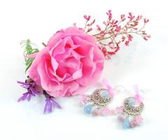 Orecchini chandelier in angelite, acquamarina, occhio di gatto e cristalli Cotton Candy