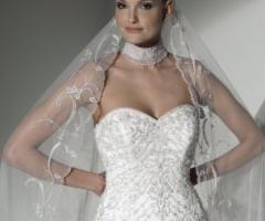 Abito da sposa dalla linea romantica con inserti di tendenza moda