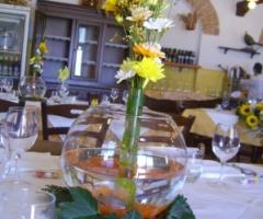 Centrotavola con fiori e acquario per il matrimonio