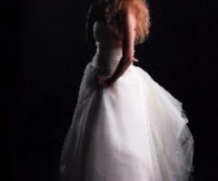 Collezione Unique - Vestito da sposa color avorio in seta e organza drappeggiata. Euro 1.600